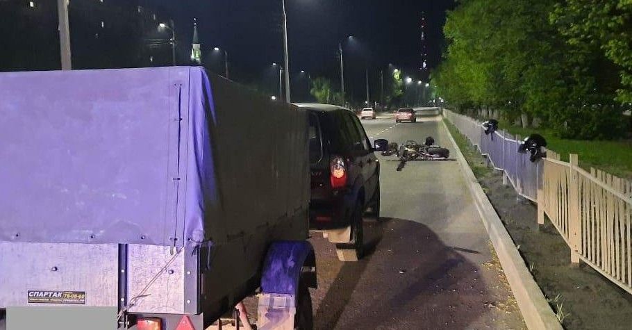 Видео: в Нижнекамске водитель Chevrolet сбил 18-летнего байкера с пассажиром