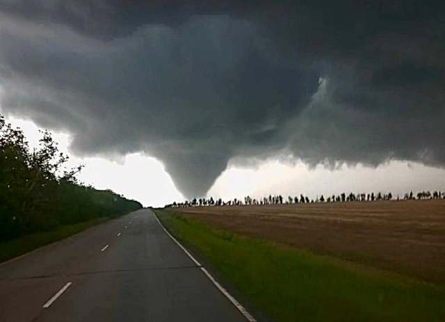 «Техасский» торнадо снес железобетонные столбы в соседнем с Татарстаном регионе
