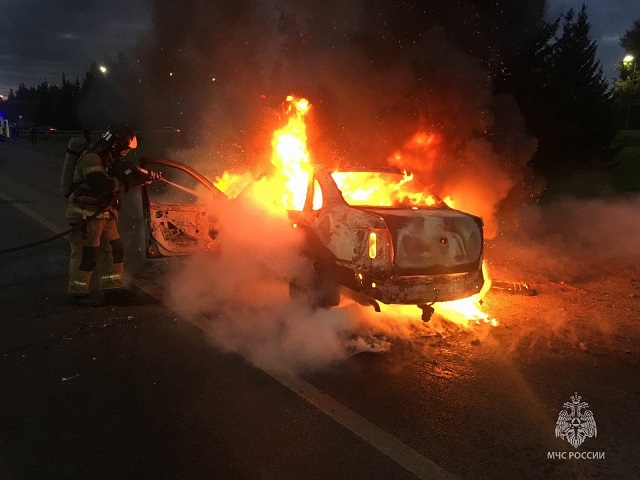 В автошколе Набережных Челнов загорелся учебный автомобиль, два человека пострадали