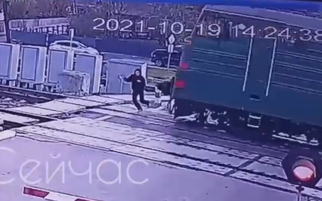 Поезд насмерть сбил пересекавшую в наушниках ж/д пути 19-летнюю девушку – видео