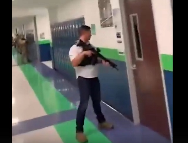Одна из школ в Техасе подверглась нападению неизвестного стрелка – видео
