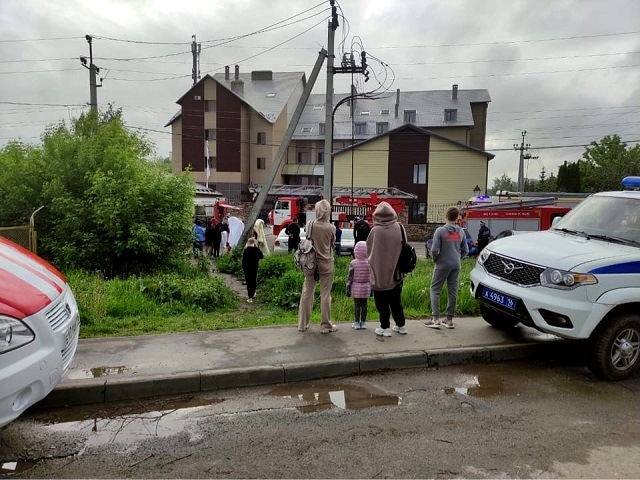 В Казани из полыхающего отеля эвакуировали 90 человек - видео