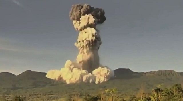 Эпичное извержение одного из крупнейших вулканов Коста-Рики сняли на видео