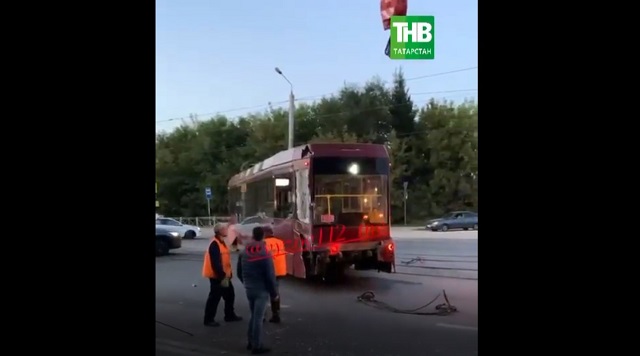 В Казани сошедший с рельсов трамвай протаранил «Газель»