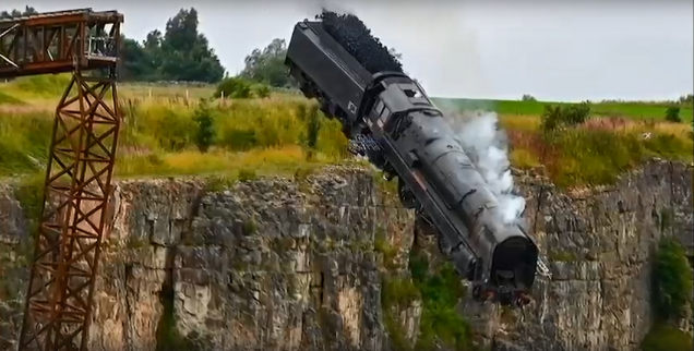 Шокирующее видео: в Англии поезд сорвался со скалы 