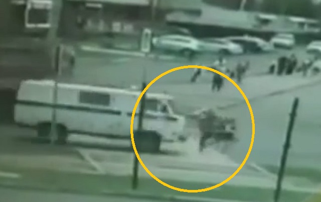 Полицейский «УАЗ» на скорости сбил девочку на «зебре» - видео
