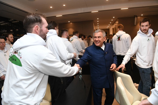 «За вас болеют далеко за пределами Татарстана»: Минниханов встретился с «Ак Барсом» перед плей-офф