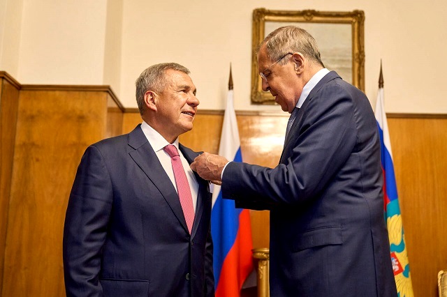 Лавров вручил Минниханову нагрудный знак МИД «За вклад в международное сотрудничество»