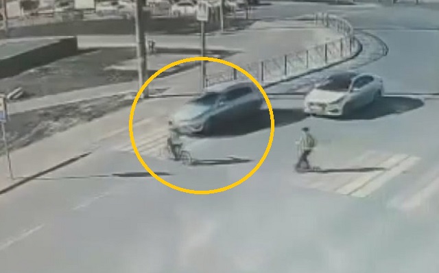 Автохам сбил 11-летнего велосипедиста на «зебре» в Казани - видео