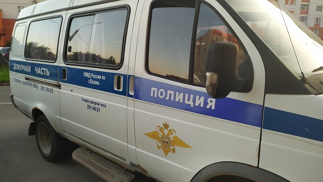 В Казани удиравшая от полицейского безмасочница вывихнула ему плечо