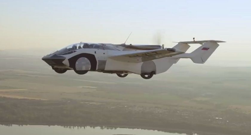 На видео сняли первый в мире летающий автомобиль