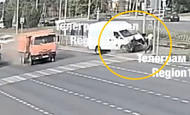 Момент смертельного наезда «Газели» на пешеходов у остановки в Казани попал на видео 