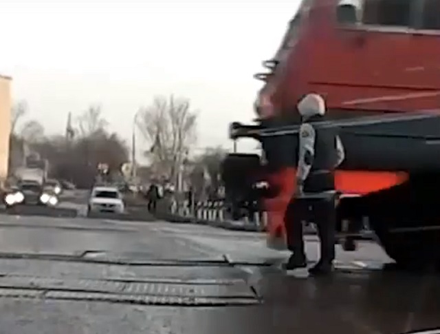 В Новосибирске сняли на видео, как поезд сбивает мужчину в наушниках
