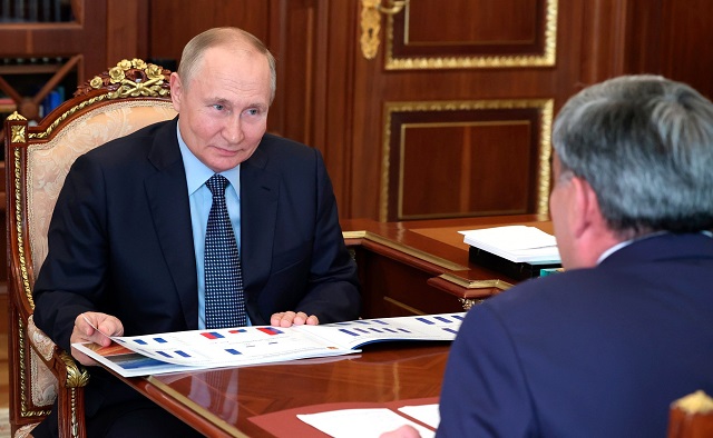 Путин рассказал о планах строительства в России 900 школ