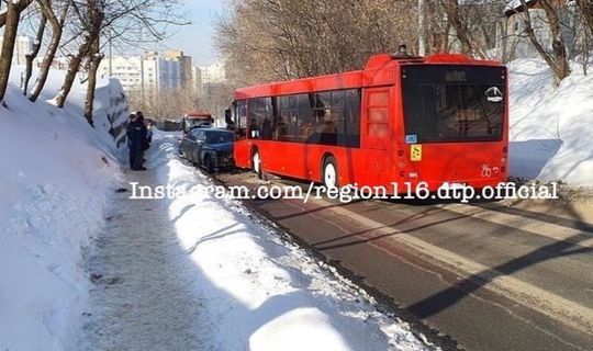 В Казани автобус лоб в лоб протаранил «Ладу»