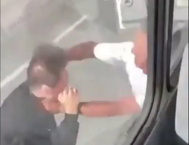 Видео: водитель и пассажир рейсового автобуса устроили кулачный бой на дороге