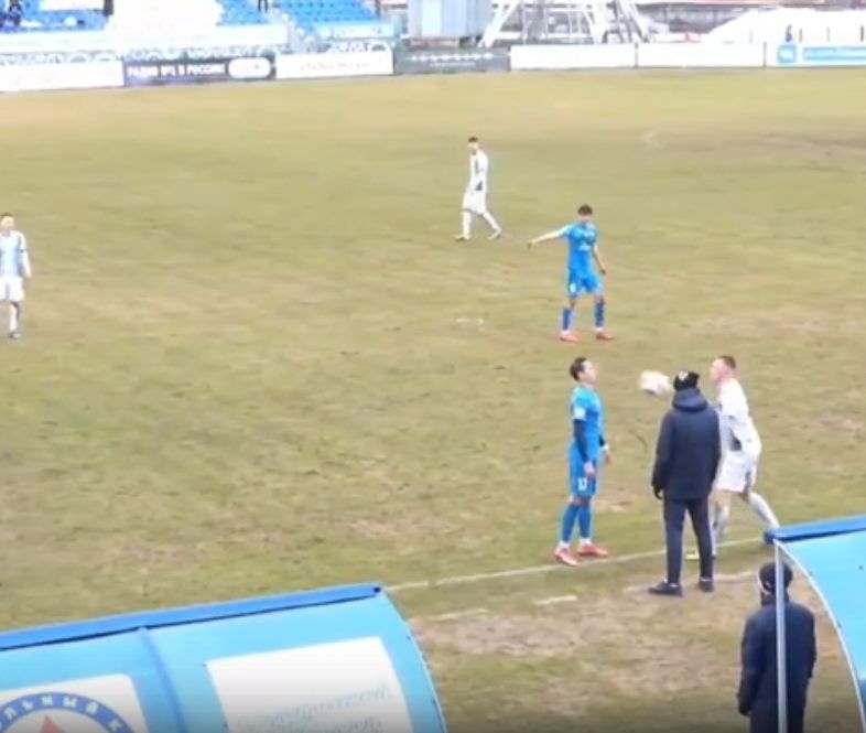Футболиста «КАМАЗа» специально ударили мячом в лицо в матче ПФЛ - видео