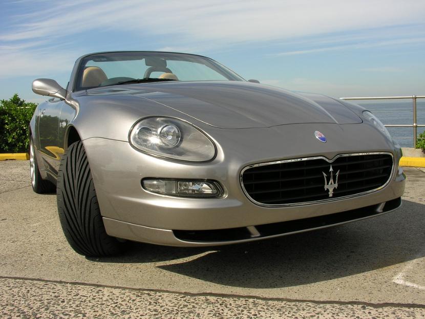 Водитель Maserati засудил власти Челнов на полмиллиона рублей за ямы на дорогах