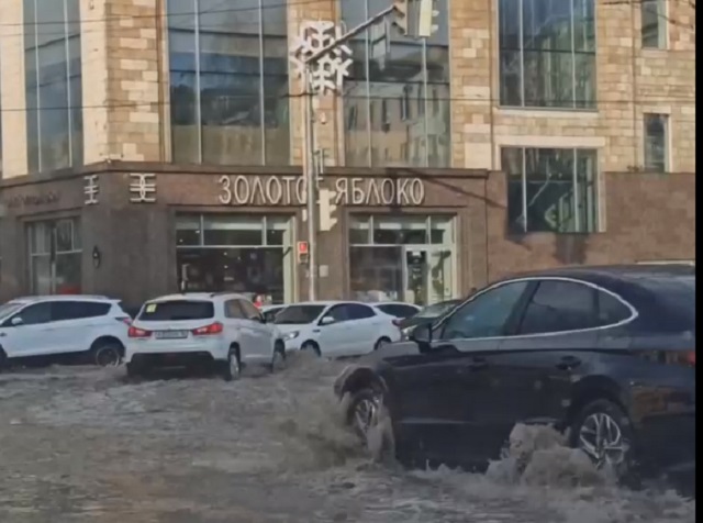 Прошедший дождь стал причиной затопления центра Казани