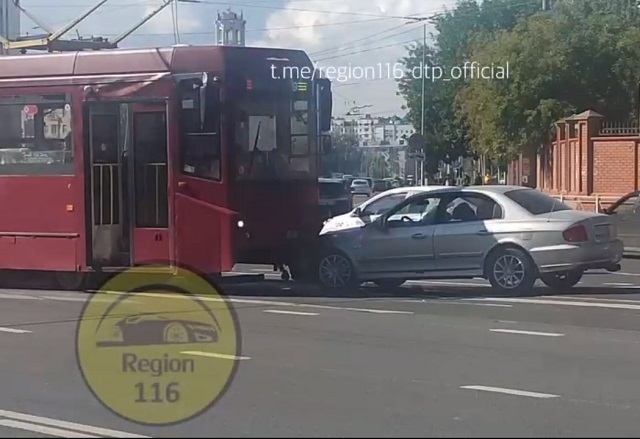 В Казани иномарка протаранила трамвай в районе улицы Ершова – видео
