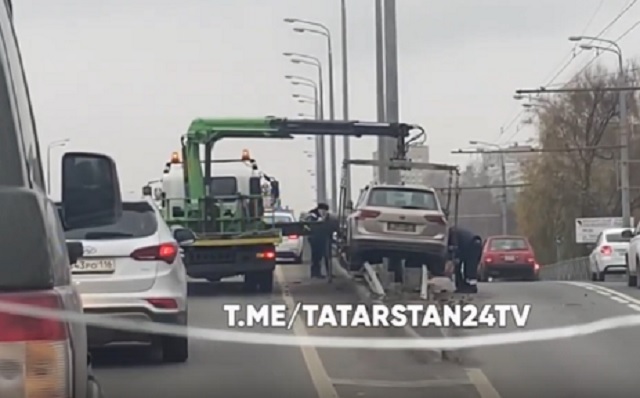 В Казани иномарка наехала на ограждение и снесла дорожный знак – видео