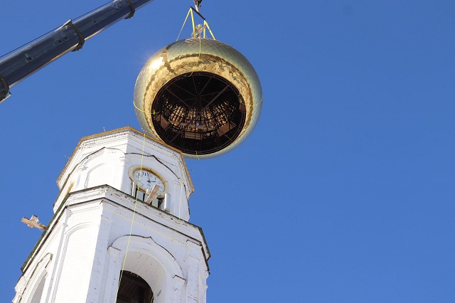 В Раифском монастыре после реставрации над колокольней водрузили купол с крестом