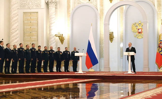 Награды Героям России вручил Путин на торжественном мероприятии в Кремле