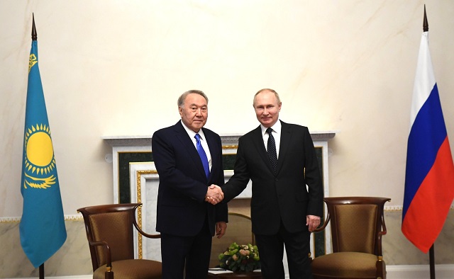 Назарбаев поздравил Путина с Днем России на встрече в Москве