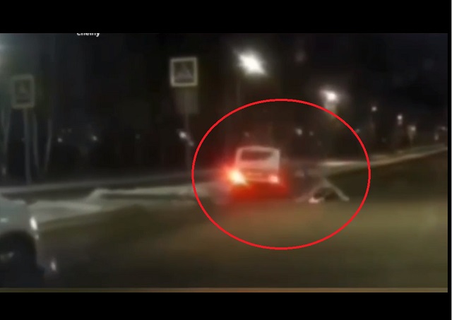 В Татарстане пьяный водитель бросил на дороге сбитую им женщину – видео