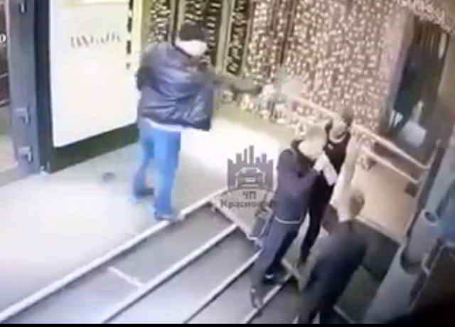 В Красноярске посетитель ночного клуба расстрелял двух мужчин – видео (18+)