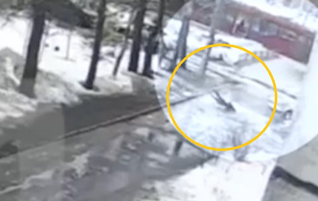 Момент падения мужчины из окна при взрыве газа в высотке в Казани попал на видео