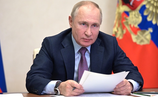 Путин поручил правительству РФ привлекать в страну иностранных ученых