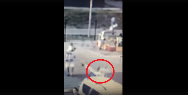 В Набережных Челнах мужчина из мести за дочь скинул девочку с качелей – видео