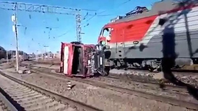 В Приамурье водитель грузовика погиб при столкновении с поездом – видео