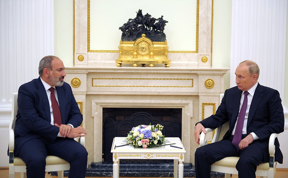 Путин поздравил Пашиняна с повторным назначением премьер-министром Армении