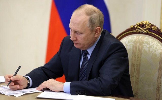 Путин разграничил полномочия МВД и Росгвардии по хранению и уничтожению изъятого оружия