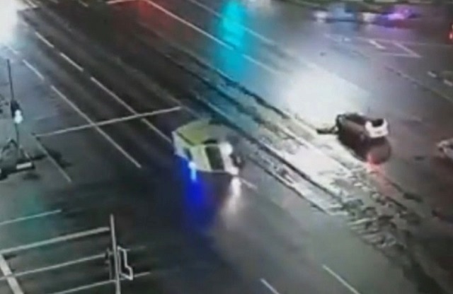 Спешившая на вызов карета скорой помощи попала в ДТП и опрокинулась - видео