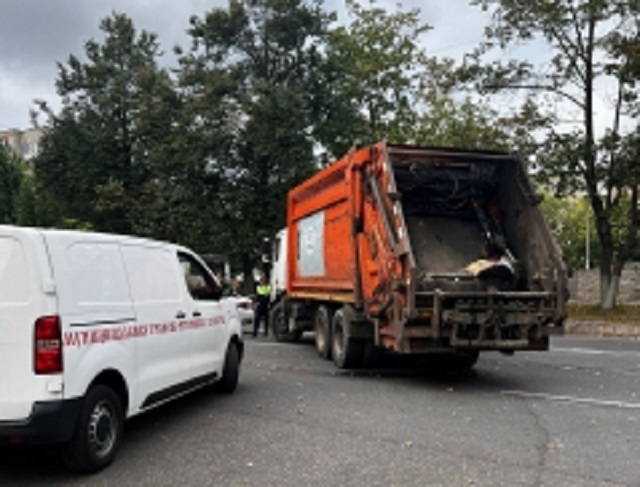Момент наезда мусоровоза на двух девочек в Московской области попал на видео (18+)