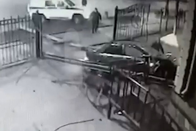 Мертвецки пьяный автолихач пробил ограждение и влетел на крыльцо храма - видео