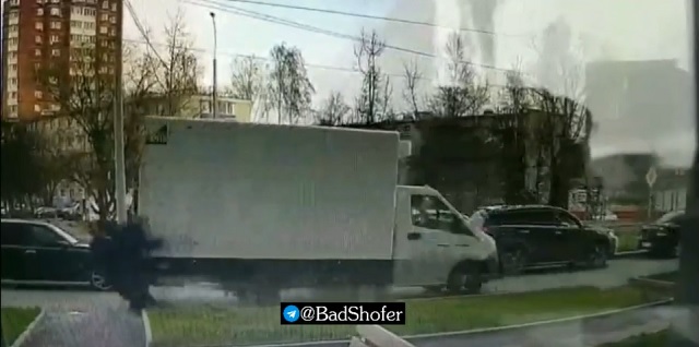 Водитель «Газели» сбил двух мужчин на тротуаре в Подмосковье – видео