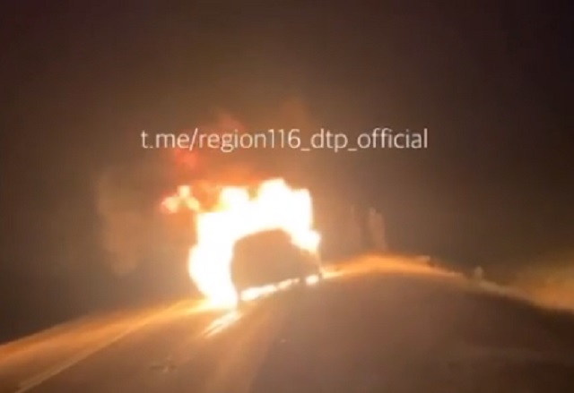 Соцсети: в Арском районе машина сгорела дотла, врезавшись в трактор – видео