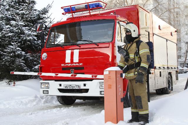 Рустам Минниханов вручил сотрудникам МЧС РТ ключи от новых пожарных машин
