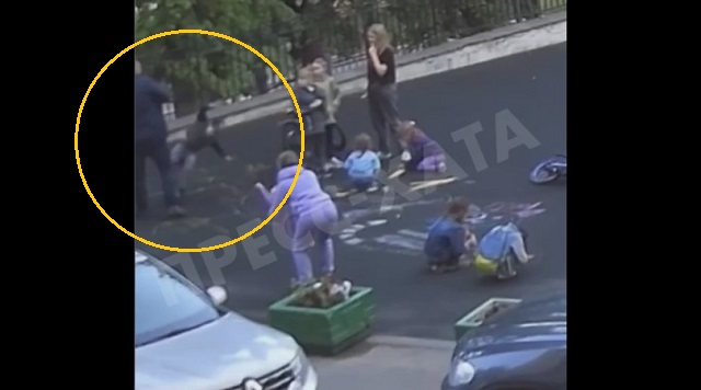 Мужлан избил детей, мешающих говорить ему по телефону на детской площадке – видео