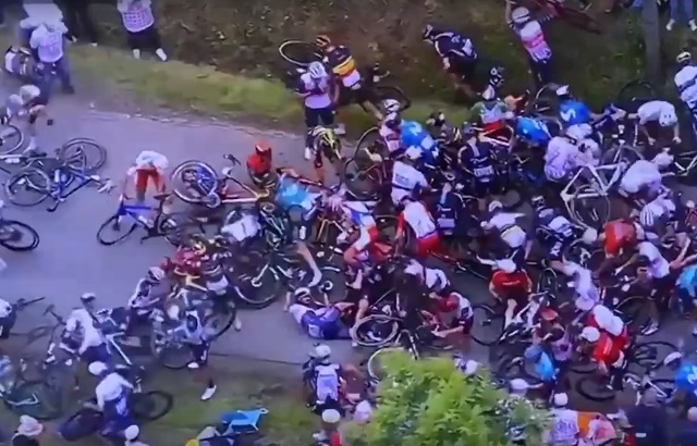Виновницу массового падения участников «Тур де Франс» оштрафовали на 1 200 евро