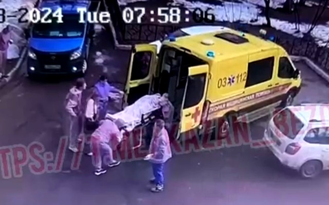 В Казани водитель иномарки переехал девочку, остановившуюся зашнуровать обувь (видео 18+)