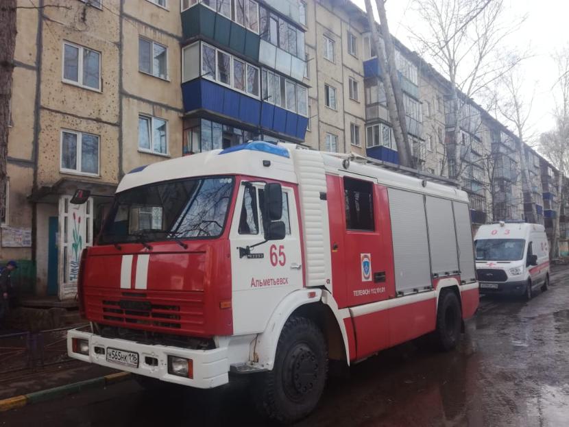Двух детей и женщину эвакуировали пожарные из горящего дома в Альметьевске