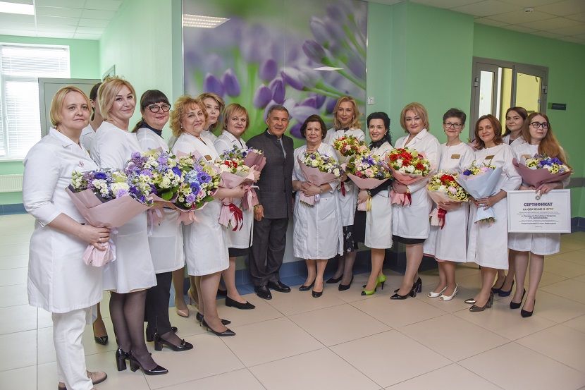 Рустам Минниханов поздравил женщин с Международным женским днем