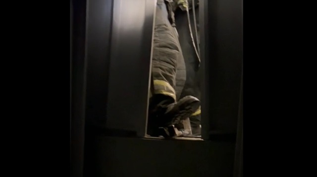 В МЧС раскрыли подробности инцидента с падением лифта в многоэтажке в Казани