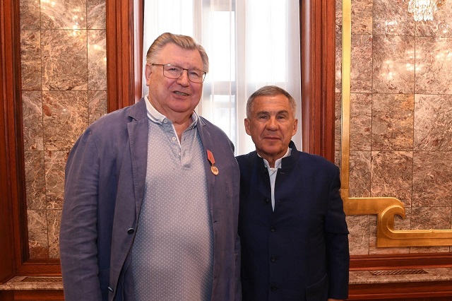 Минниханов вручил Елисееву медаль в честь 100-летия ТАССР