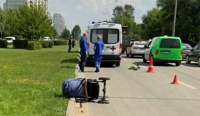 В Москве 18-летняя автоледи на иномарке сбила маму с тремя детьми на «зебре» – видео